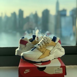 Nike Huarache Runs (GS) Never worn!